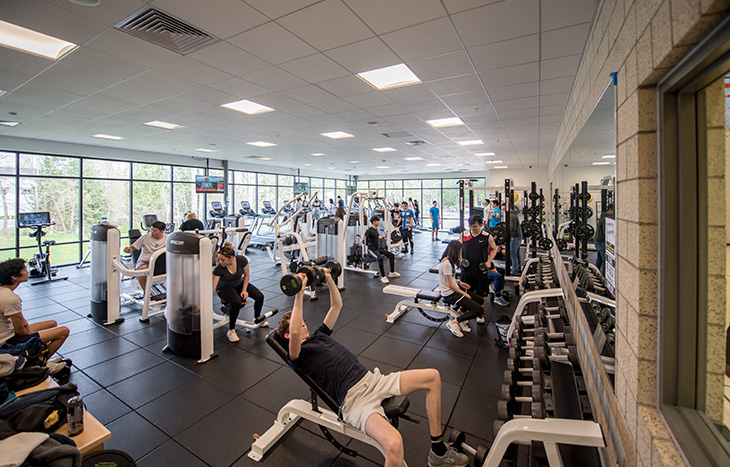 photo of Green River College students using the Recreation and Athletics Center weight room 