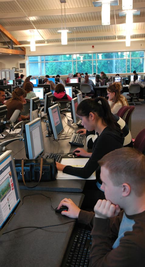 Students use computers in Tech Center lab