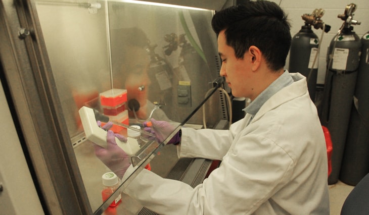 photo of Green River College alumnus Mark Li working in a labratory