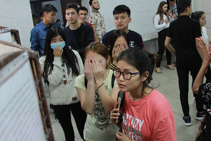Students reacting to Aisuluu's project.