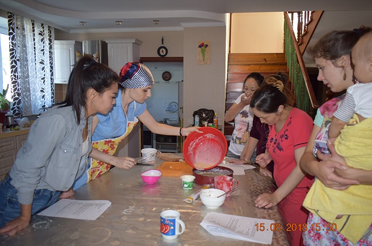 Albina and class participants in the “Mom’s House” kitchen.