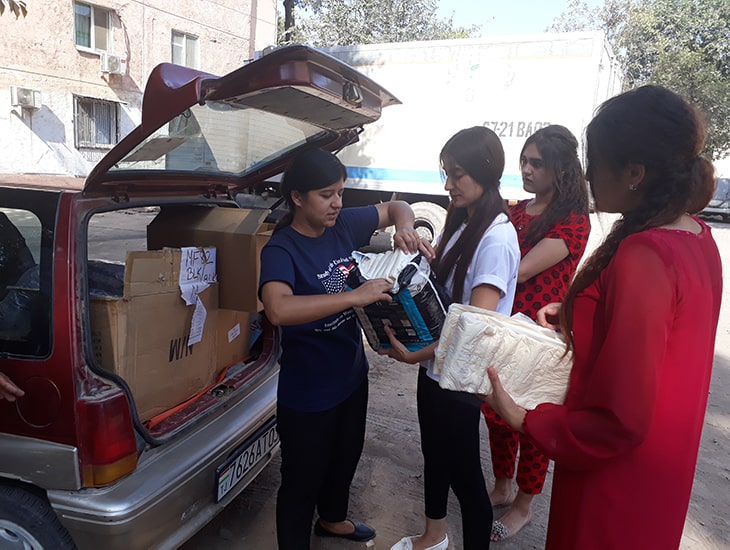 Nilufar and volunteers prepare donations.