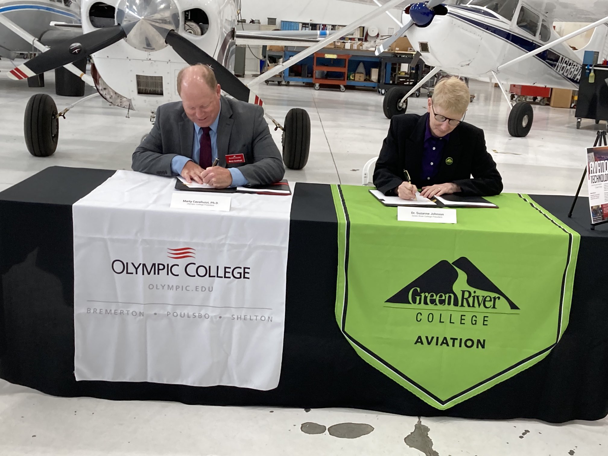 GRC Pres Johnson (right) and Olympic College president Marty Cavaluzzi (left) sign partnership