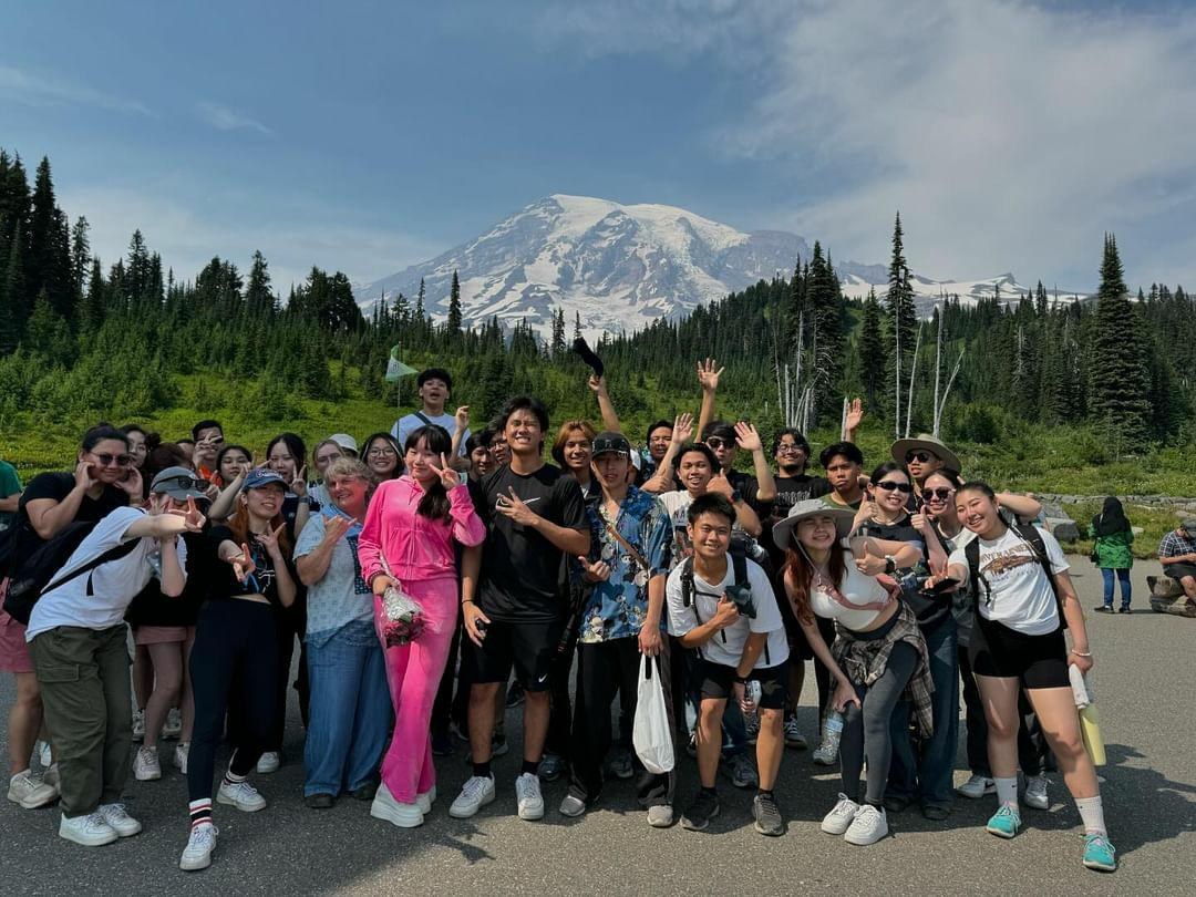 GRC students pose in front of Mount Rainier